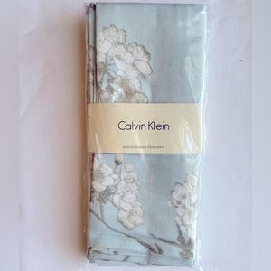 NWT  CALVIN KLEIN   WILD BLOSSOM NAPKINS.  Set of four